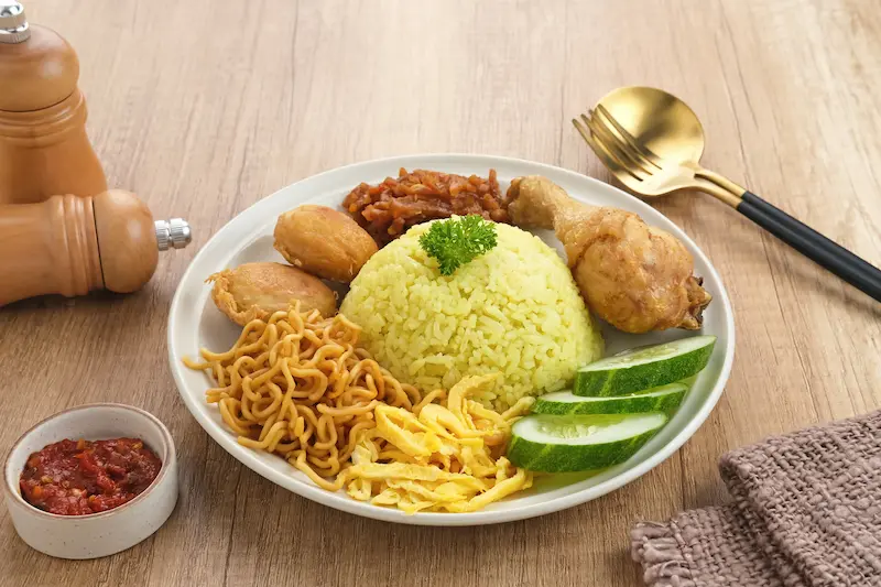 Nasi Kuning atau Nasi Uduk untuk Sarapan