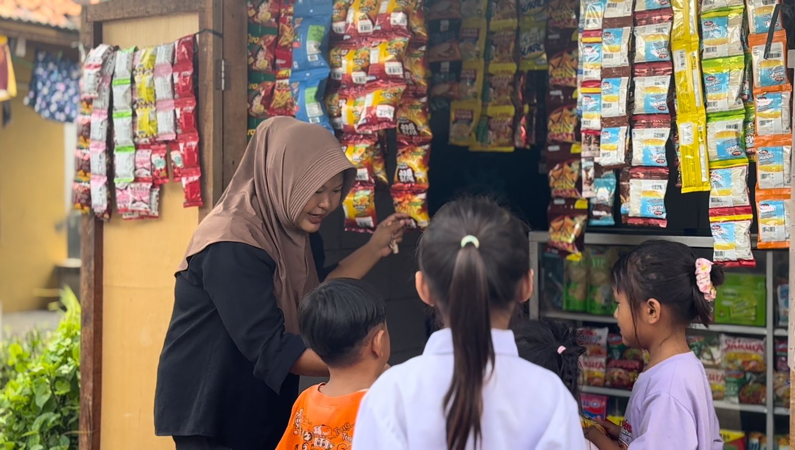 Kisah Marni di Karawang: Rumah yang Dulu Sekadar Tempat Pulang, Kini Jadi Tempat Yang Menguatkan Ekonomi Keluarga