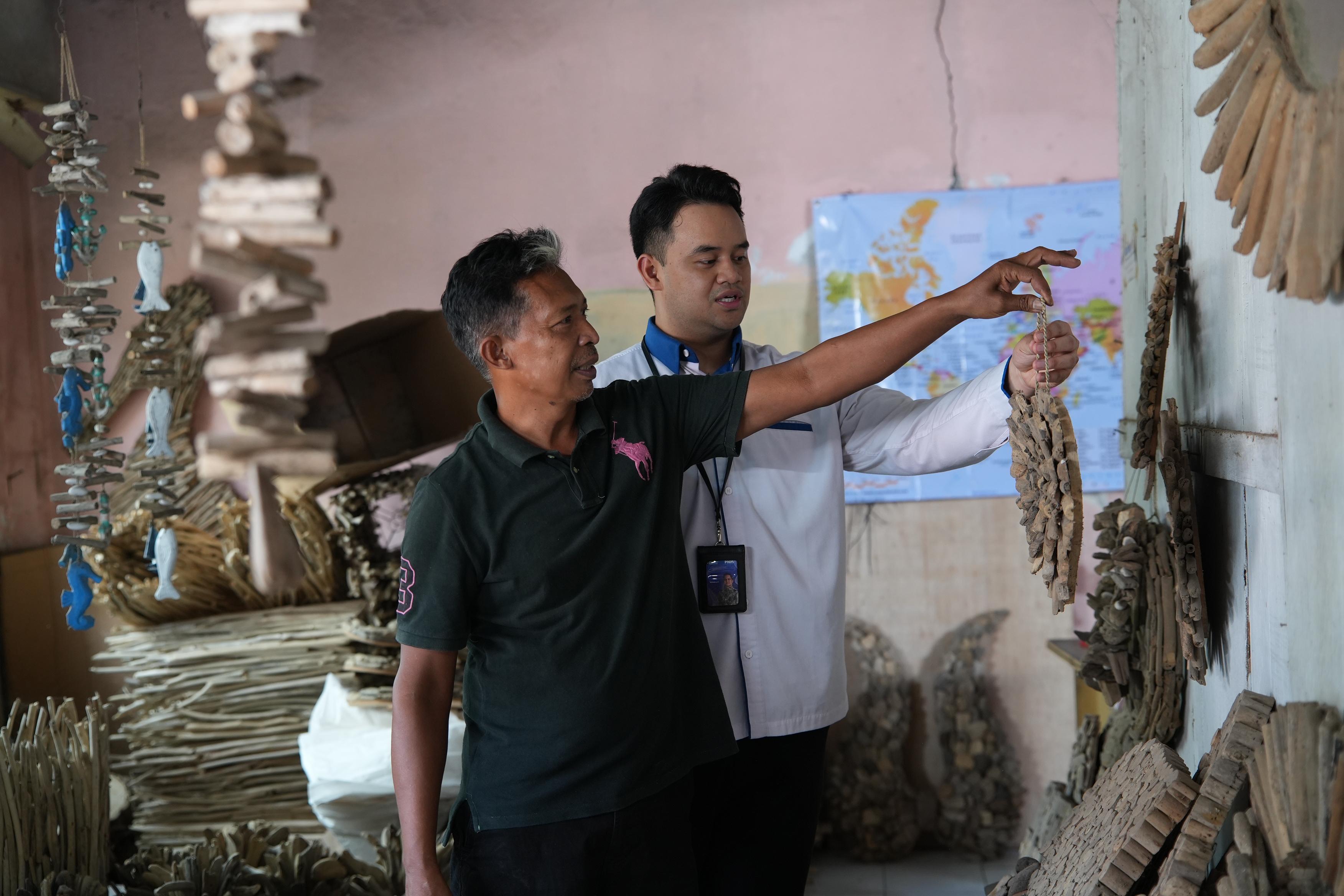 Nasabah PNM ULaMM Denpasar Sukses Sulap Limbah Kayu Pantai Jadi Kerajinan Bernilai Ekspor